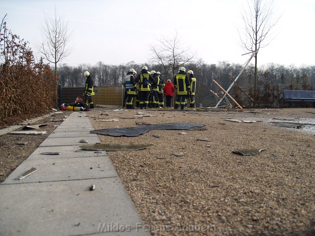 Gartenhaus in Koeln Vingst Nobelstr explodiert   P058.JPG